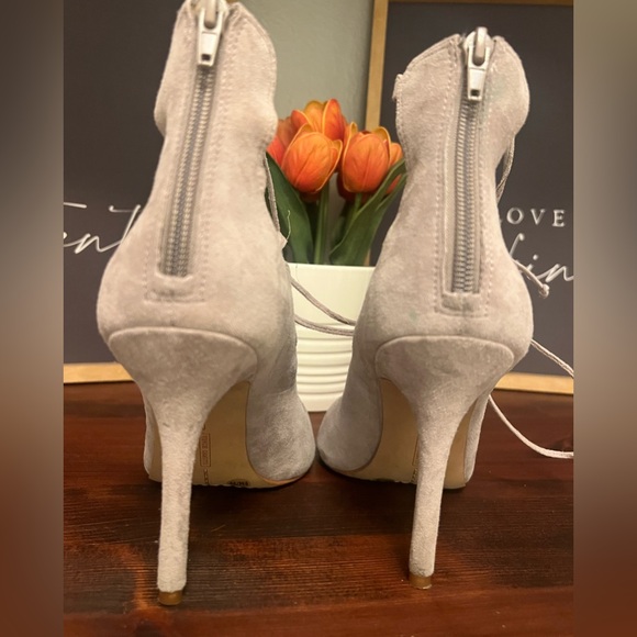 Stunning Vince Camuto “Sandria” lace-up heels. - Picture 10 of 10